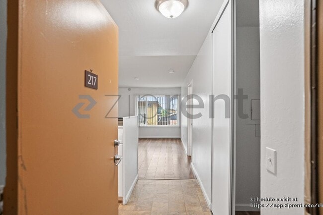 Foto del edificio - 100 Village Dr