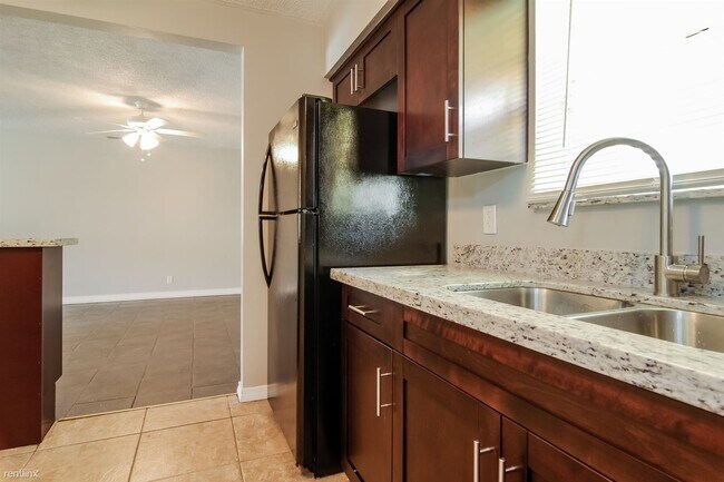 Foto del edificio - 2 br, 2 bath House - 2242 Washington St