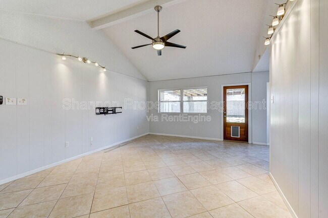 Foto del edificio - 5911 Chrystell Ln