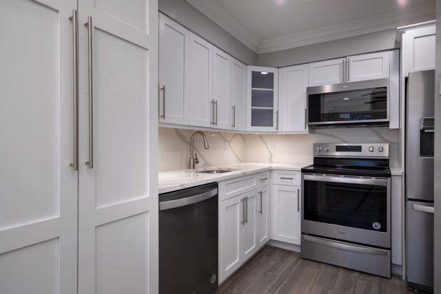 White Gabinetes de madera de estilo Shaker - Fairfield Manor At Rocky Point