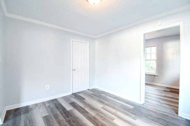 Building Photo - Spacious Duplex!