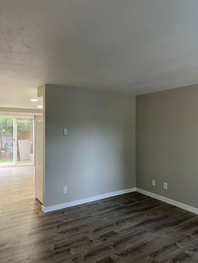 Foto del edificio - Updated 2BD/1BA Townhome- Move-In Ready Just in Time for Summer!