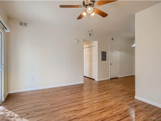 Building Photo - 2BD / 2BA Condo - Great Location! Close to...