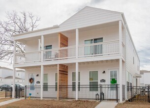 Building Photo - 2131 Parnell Dr