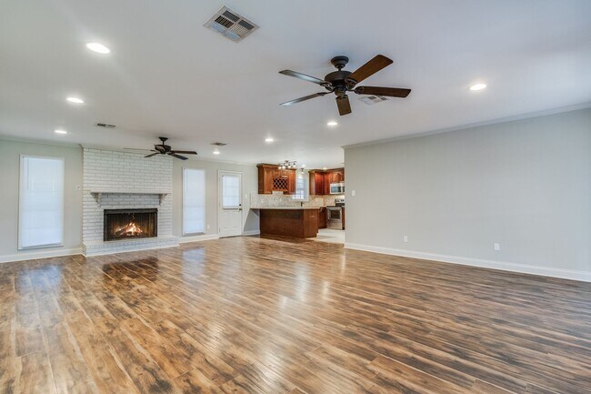 Foto del edificio - BEAUTIFUL HOME LOCATED ON TOLSON ROAD!