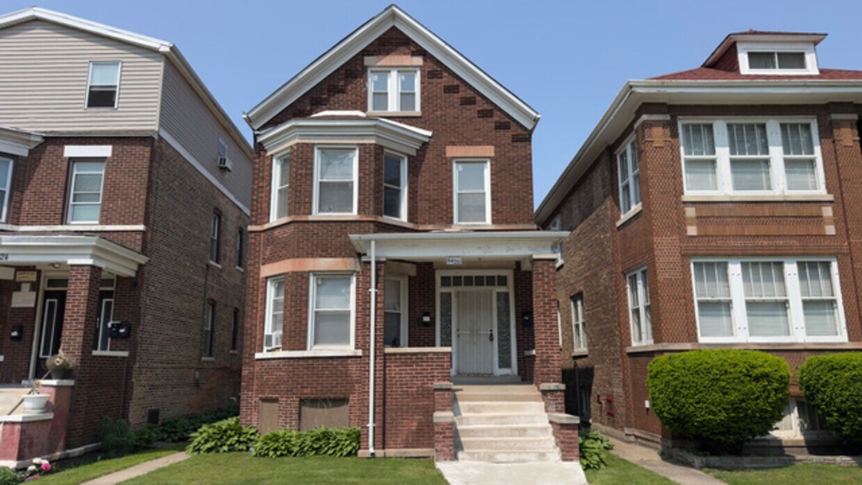 Foto principal - 8420 S Manistee Ave
