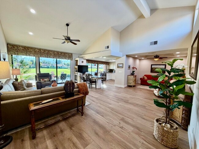 Foto del edificio - 205 Las Lomas