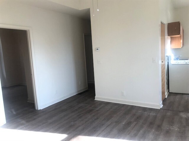 living space/entrance - 747 N Damen Ave