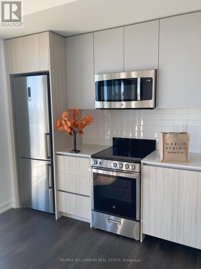 Building Photo - 801 The Queensway