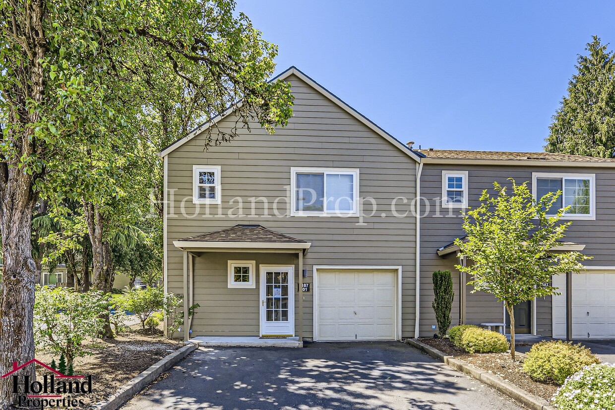 Primary Photo - Cozy Single-Family 2 Beds, 2.5 Baths!!! **...