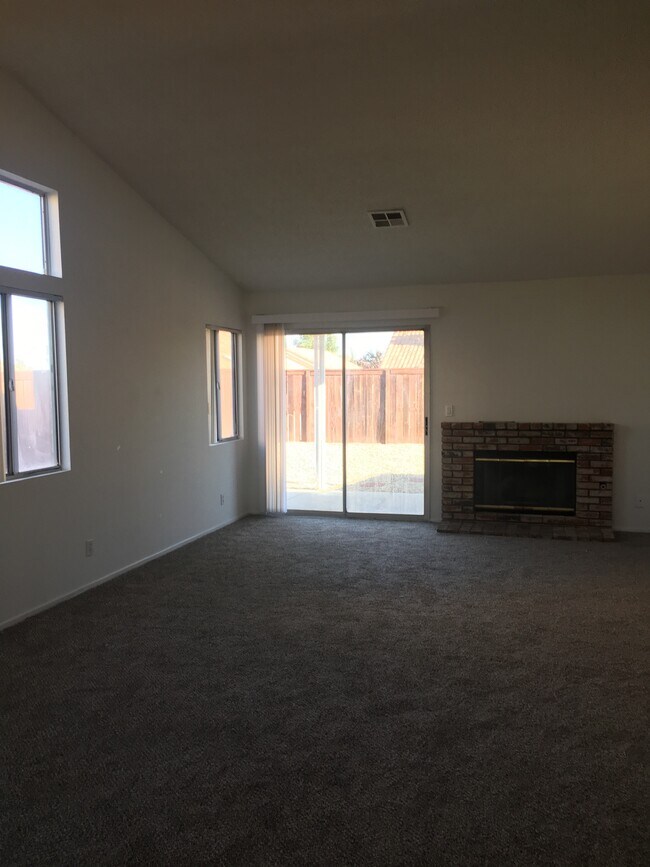 Building Photo - 1040 Royal Palm Dr