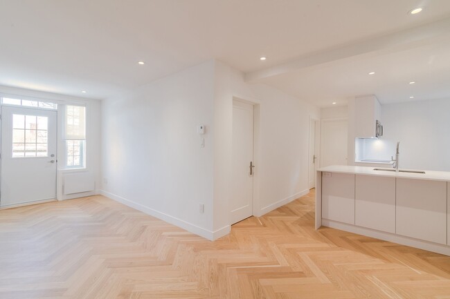 Building Photo - 590 Av. Outremont