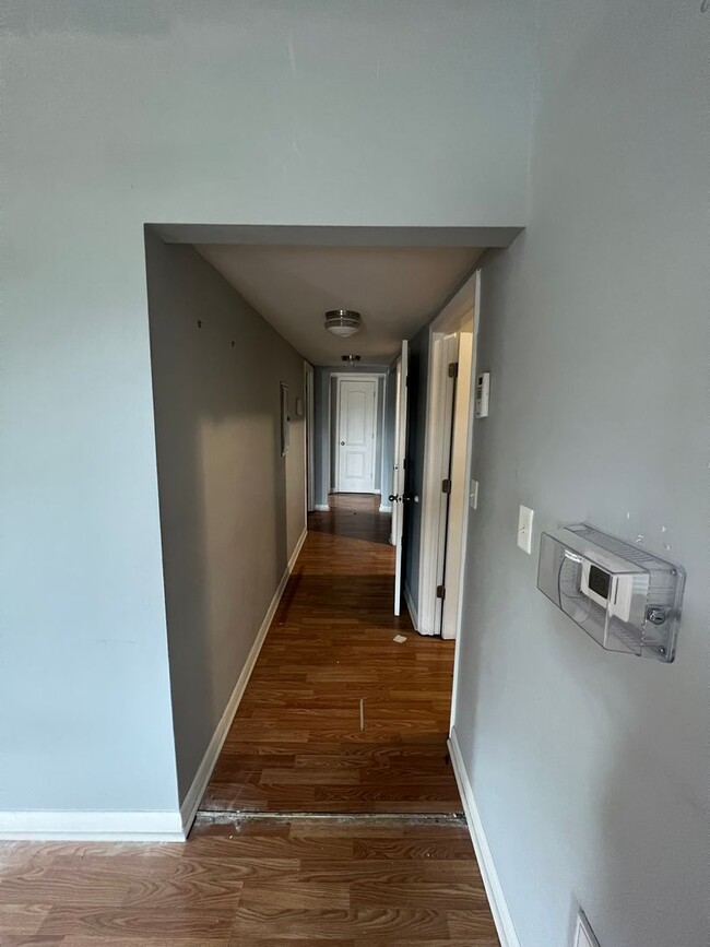 Building Photo - Spacious Three-Bedroom Apartment in the Ru...