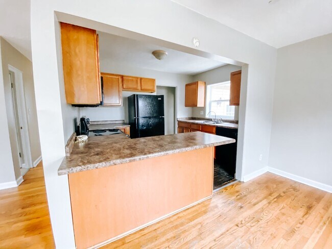 Building Photo - Three Bedroom Close To Downtown