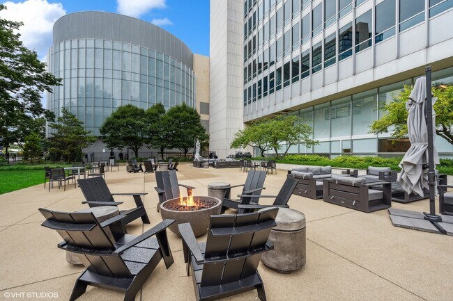 Foto del edificio - 500 W Superior St