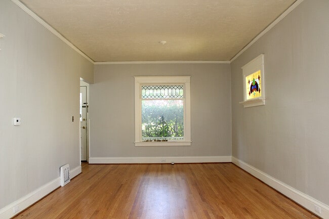 Building Photo - Classic SE PDX Charm in Fab SE Belmont/Haw...