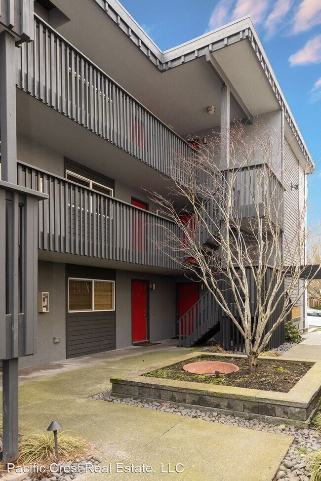 Building Photo - 2132 California Ave SW