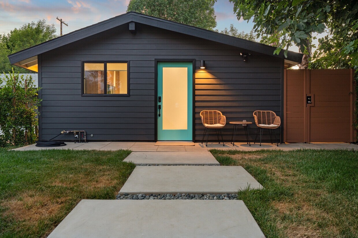 Primary Photo - 6439 Oakdale Ave