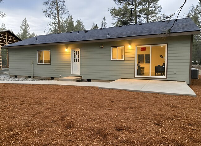 Foto del edificio - 14818 Bluegrass Loop