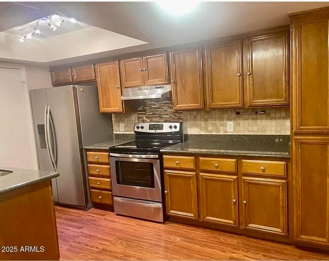 Building Photo - 861 E Lola Dr