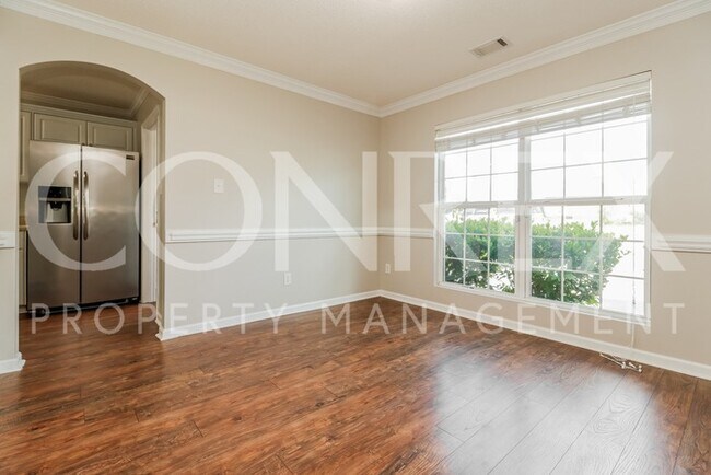 Building Photo - Charming 3 Bedroom!