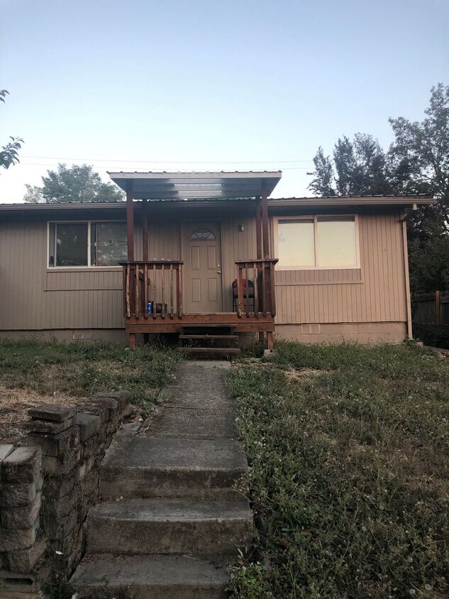 699 NE Clover Ave Unit D, Roseburg, OR 97470 Room for Rent in