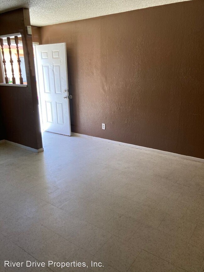 Foto del edificio - 2 br, 1 bath Apartment - 2553 Glen Ave
