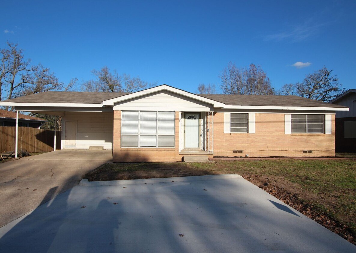 Foto principal - AVAILABLE NOW! 3 Bed 2 Bath Home Near UT T...