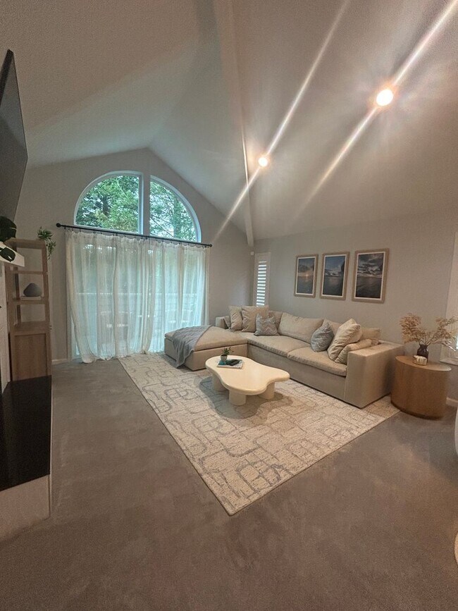 Building Photo - 2 Bed 2.5 bath townhome located on the golf course!