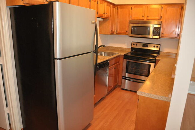 Building Photo - 1310-6 BrookstownAve-1BR/1BA-West End APT!!!