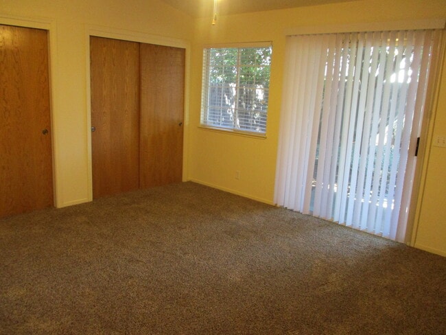 Building Photo - Culdesac Home Near Parks & Schools