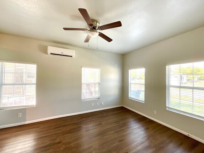 Foto del edificio - MUST SEE! Charming 2 Bedroom, 1 Bath Duple...