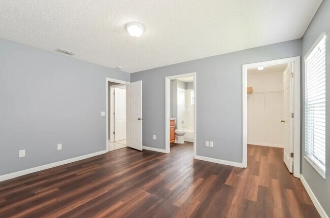 Foto del edificio - 2414 Ruddenstone Way