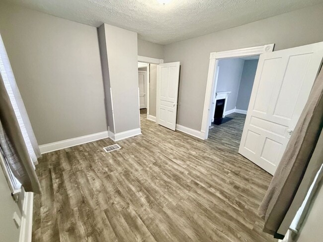 Building Photo - 511 S Broadway St