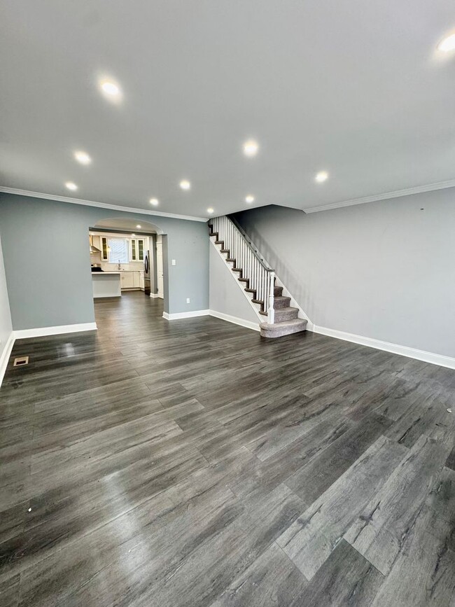 Foto del edificio - Updated 3-Bedroom Home with Garage in Ceda...