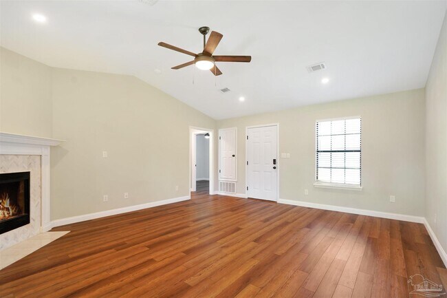 Foto del edificio - 323 Twisted Oak Dr