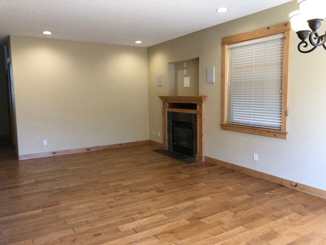 Building Photo - 4050 Evergreen Ave