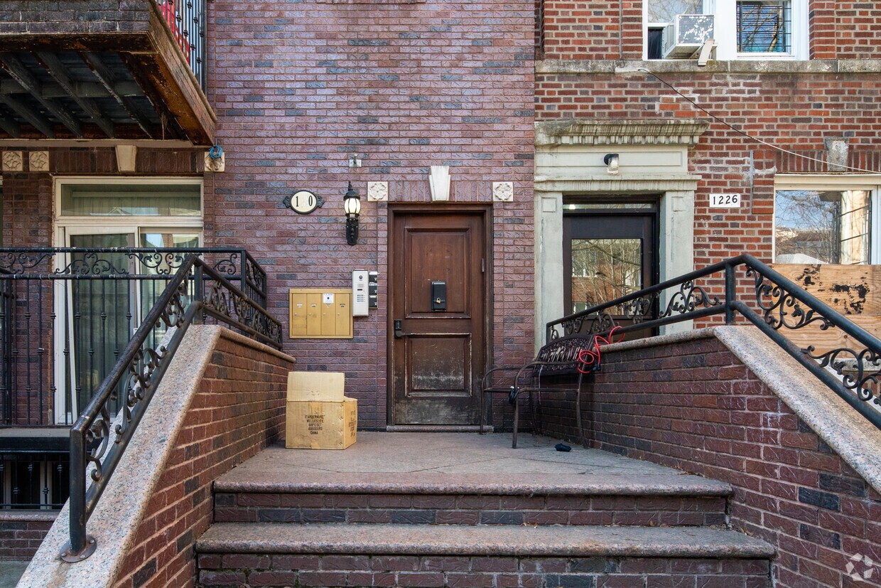 Entrance - 1230 42nd St