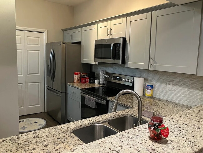 Building Photo - Room in Condo on Winterpointe Ln