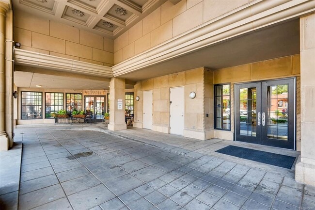 Building Photo - 2 bed/2 bath condo in Golden Triangle