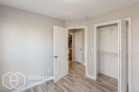 Foto del edificio - SELF TOUR NOW! - 2813 Sutherland Dr, Thomp...
