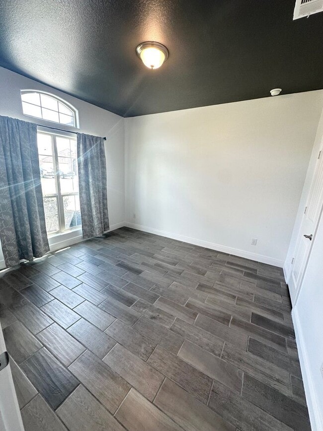 Building Photo - 4 Bed 2 Bath W/ BONUS ROOM Ready to Rent A...