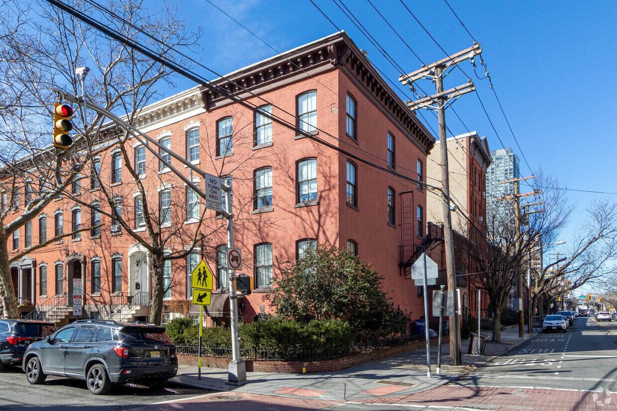 Primary Photo - 231 Warren St