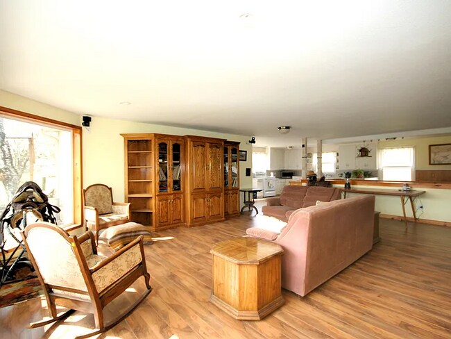 Foto del edificio - 734 Powell Creek Rd