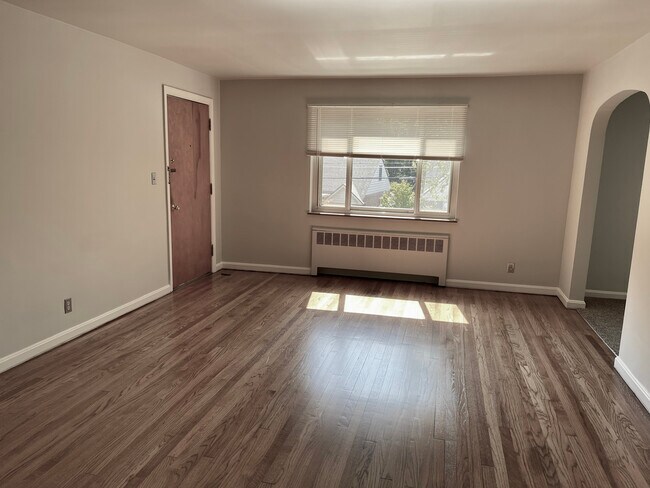 Large living room w/large closet - 4112 Paxton Ave