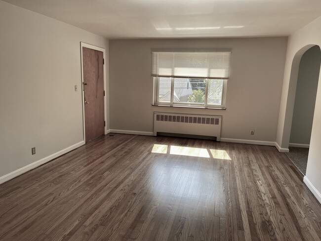 Large living room w/large closet - 4112 Paxton Ave