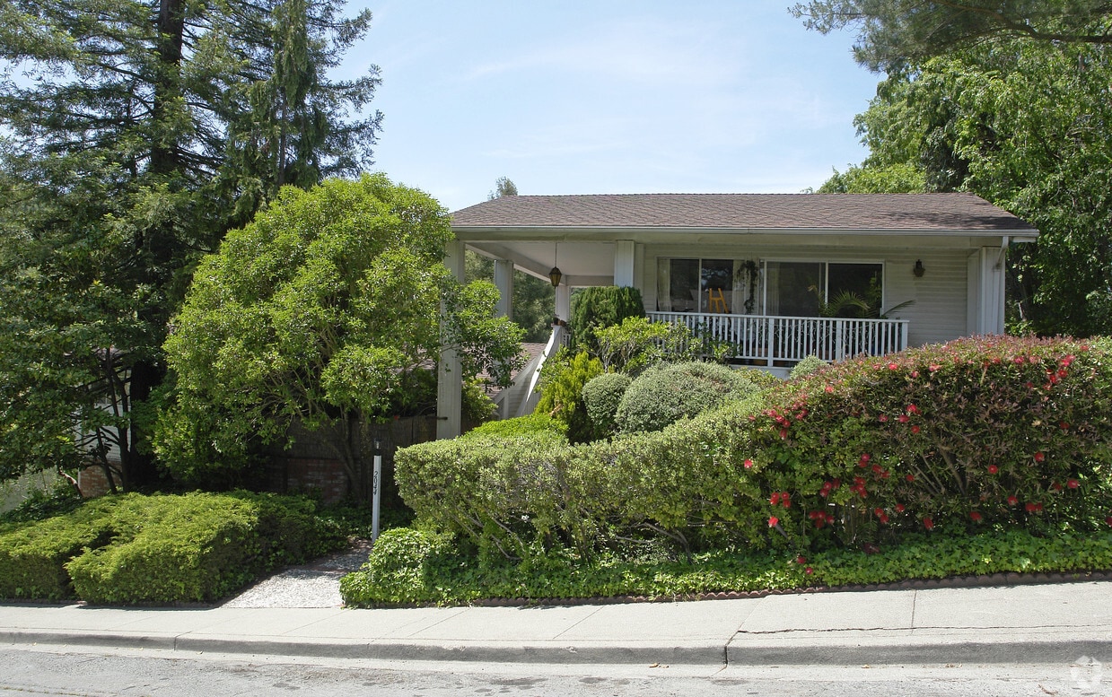 Primary Photo - 2044 Ascot Dr