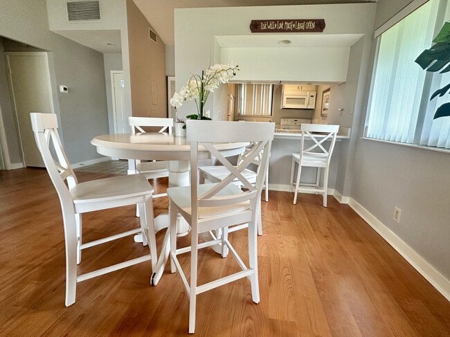 Building Photo - 305 Club Dr