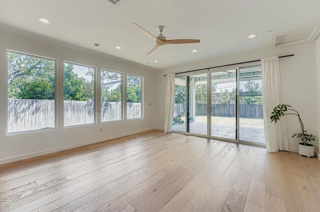 Building Photo - 8003 Gault St