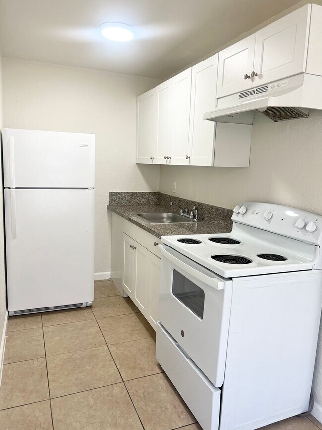 Foto del edificio - LARGE NEWLY RENOVATED APARTMENTS Application fee is waived during move in
